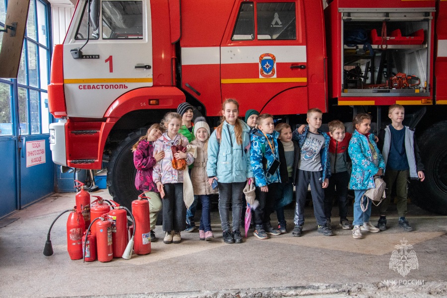 Дети побывали в гостях у севастопольских огнеборцев МЧС России