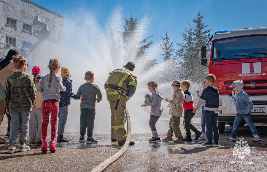 Для участников конкурса видеопоздравлений к 10-летию Главного управления МЧС России по городу Севастополю провели экскурсию в 6 пожарно-спасательной части