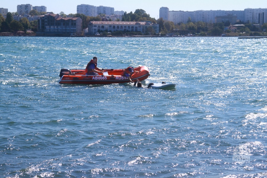 На помощь – по волнам: тренировку по спасению утопающего провели севастопольские спасатели МЧС России