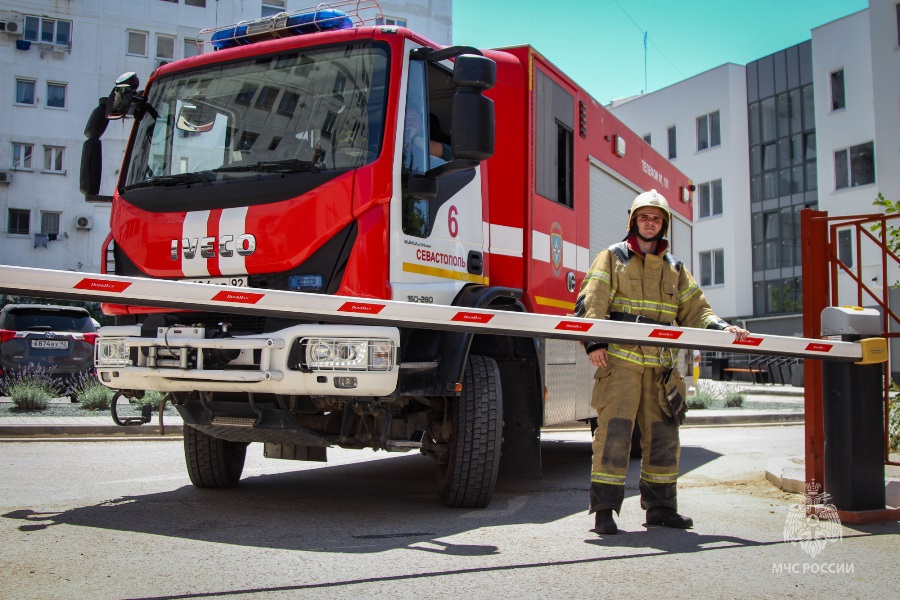 Севастопольские сотрудники МЧС России проверили, что осложняет проезд пожарным машинам во дворах