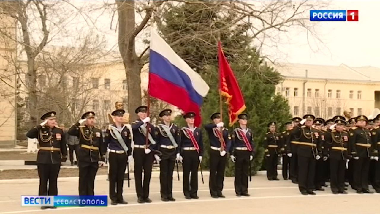 Имени нахимова севастополь. Черноморское ВВМУ Нахимова Севастополь. Военное училище имени Нахимова в Севастополе. Севастополь ЧВВМУ 85 лет. День ЧВВМУ Нахимова.