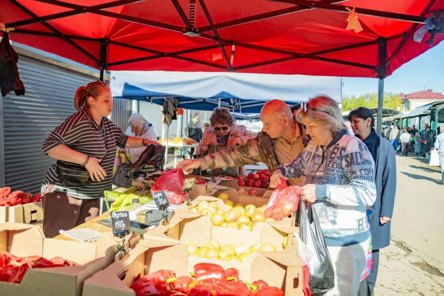 Специалисты госветслужбы ежедневно проверяют безопасность продуктов на официальных рынках и ярмарках Севастополя